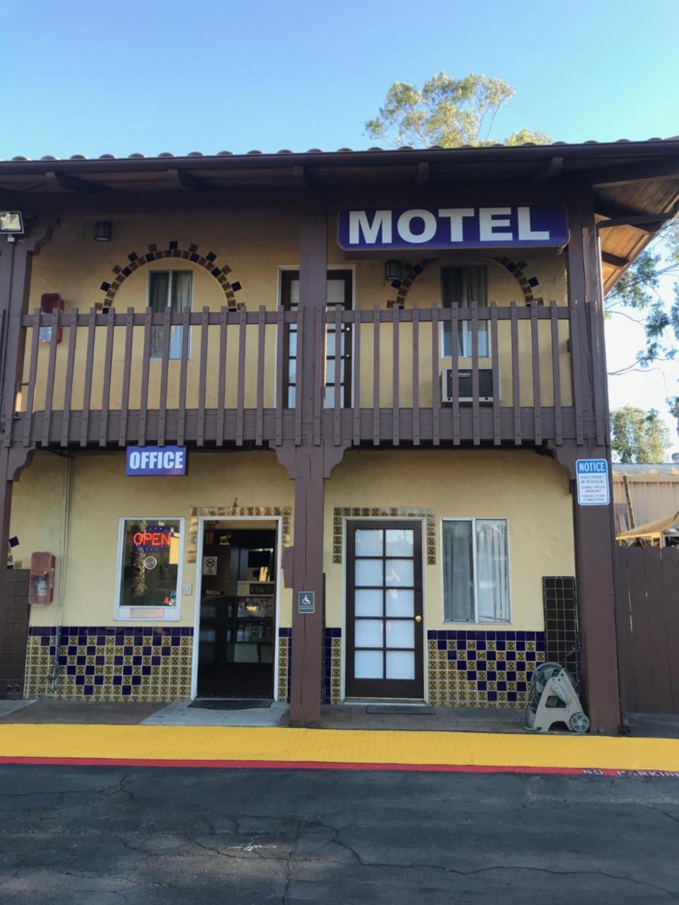 Hacienda Motel Escondido Esterno foto